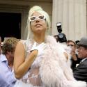 Lady Gaga à Londres : Dentelle, couleurs délavées et petite émeute