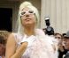 Lady Gaga à la sortie de son hôtel, à Londres, le 5 octobre 2011.