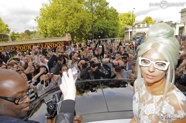 Une petite émeute ? Normal ! Lady Gaga à la sortie de son hôtel, à Londres, le 5 octobre 2011.