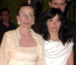 Björk et sa maman à la soirée Oscars Vanity Fair, à Los Angeles, le 25 mars 2011. 