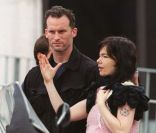 Björk enceinte et Matthew Barney, à Paris, le 19 mai 2002. 