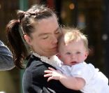Björk et sa fille Isadora, à New York, le 28 mars 2003.