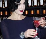 Dita von Teese présente le nouveau coffret Cointreau, à Madrid, le 6 octobre 2011.