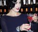 La divine Dita von Teese fait voyager sa boisson préférée