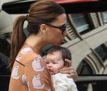 Victoria Beckham ne quitte pas sa petite Harper Seven née le 10 juillet. New York, 16 septembre 2011 