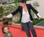  Romane Bohringer, arrivée avec sa petite Rose et son compagnon Philippe Rebbot, a remis un prix à John Michael McDonagh, pour le film  L'Irlandais . 
 Le Festival du film britannique de Dinard 2011 s'est achevé samedi 8 octobre avec la consécration du film Tyrannosaur, de Paddy Consindine, lauréat du Hitchcock d'or, remis par la présidente du jury Nathalie Baye. 