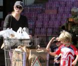 Sharon Stone fait des courses avec ses deux fils Laird et Quinn, à Los Angeles, le 10 octobre 2011.<br />