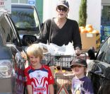 Sharon Stone fait des courses bio avec ses deux fils Laird et Quinn, à Los Angeles, le 10 octobre 2011.<br />