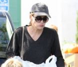 Sharon Stone arrive à sa voiture après avoir fait des courses avec ses deux fils Laird et Quinn, à Los Angeles, le 10 octobre 2011.<br />