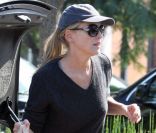 Sharon Stone fait des courses, à Los Angeles, le 10 octobre 2011.