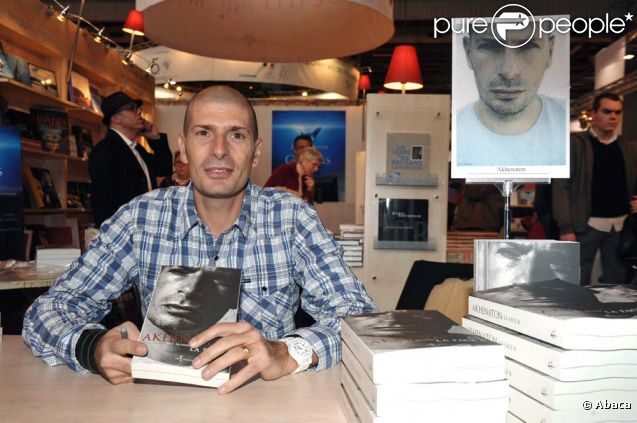 Akhenaton présente  La Face B  au salon du livre de Paris, le 28 mars 2010. 
