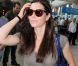 Jessica Biel jamais sans son sac bleu de la marque Tod's. Ici, le 1er ctobre 2011 à son arrivée à Paris 