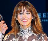 Du rouge à lèvres fuchsia, des yeux légèrement maquillés, une touche de blush... Sophie Marceau resplendit avec très peu de fards. L\'actrice affiche un brushing volumineux blond doré avec son intouchable frange ! 9 septembre 1999<br />