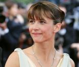 Sur le tapis rouge cannois, Sophie Marceau relève sa longue chevelure en un chignon très travaillé. Encore une fois, l\'actrice opte pour le nude. 13 mai 2005<br />
