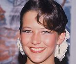 Sophie Marceau se mue en danseuse de flamenco avec son chignon orné d\'une imposante fleur blanche et une mèche sur le côté ! Côté maquillage, l\'ado se lâche avec un blush rosé, du khôl noir et du rouge à lèvres... Too much ! 16 mai 1983<br />