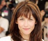 Sophie Marceau dévoile sa longue chevelure châtain aux reflets roux, une couleur qui se marie parfaitement à ses yeux dorés. Encore une fois, l\'actrice de 38 ans oublie de se maquiller mais même au naturel, elle est toujours aussi belle. 15 mai 2004<