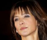 Sophie Marceau sublime son regard doré avec du fard violet. Teint unifié et lèvres rosées... L\'actrice est ravissante. 4 décembre 2010<br />