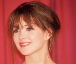 Sophie Marceau se mue en femme fatale ! La belle a éclairci ses cheveux avec un châtain clair et les a relevés en chignon, laissant quelques mèches sur le devant avec sa franche. Un teint unifié, une touche de mascara et de khôl noir... Un rien subli