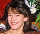Sophie Marceau a coupé ses cheveux bruns pour leur donner un peu de volume. La jeune actrice est radieuse au naturel. 3 mars 1985<br />