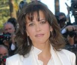 Sophie Marceau mise sur le volume. L\'actrice opte pour de ravissantes ondulations brunes et côté maquillage, elle souligne ses yeux verts avec une touche de khôl noir. Cannes, 17 mai 2007 <br />