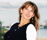Sophie Marceau continue de jouer avec sa chevelure. Cette fois, la star illumine Cannes avec des mèches blondes et très peu de maquillage. Elle souligne simplement sa bouche délicieuse. 18 mai 1995<br />