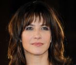 Sophie Marceau est ravissante avec son dégradé brun boosté par des mèches plus claires. Une fois n\'est pas coutume, l\'actrice souligne son regard avec du fard à paupières et un trait de khôl noir... Une petite touche de brillant à lèvres et le tour e