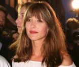 Sophie Marceau se permet une petite folie avec un rouge à lèvres rose foncé ! La belle met ainsi ses lèvres pulpeuses en valeur. Côté coiffure, la star a opté pour du châtain clair avec des mèches blondes. 3 avril 2001<br />
