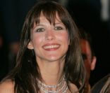 Les mèches ont disparu mais pas son joli sourire ! Sophie Marceau est lumineuse avec son fuchsia aux lèvres et son khôl noir sur les yeux. 16 mai 2004<br />