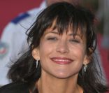 Sophie Marceau sublime cette fois son sourire avec un rouge à lèvres fuchsia. 12 juin 2010<br />