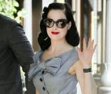 La pin up Dita Von Teese, visiblement ravie d\'attérir en Italie. Milan, le 11 octobre 2011.<br />