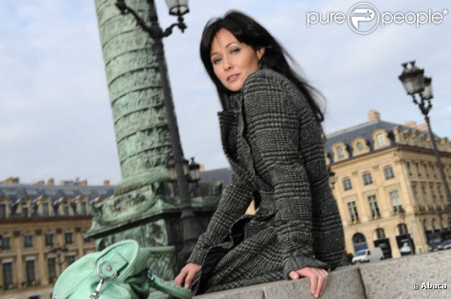 Shannen Doherty lors d'une séance photo Place Vendôme à Paris en novembre 2009