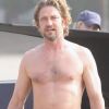 Gerard Butler : Sur la plage, pectoraux &agrave; l'air, il est relax, il est sexy