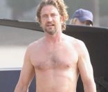 Gerard Butler, torse nu, sur le tournage de Of Men and Mavericks, le 11 octobre 2011 à Los Angeles.