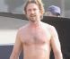 Gerard Butler : Sur la plage, pectoraux à l'air, il est relax, il est sexy