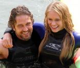 Gerard Butler et Leven Rambin sur le tournage de Of Men and Mavericks, le 14 octobre 2011 à Los Angeles.