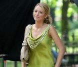 Blake Lively alias Serena Van der Woodsen dans Gossip Girl : un top Adam Silk et un simple jean  