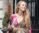 En robe Diane Von Furstenberg, perchée sur des boots Pierre Hardy, Blake Lively alias Serena Van der Woodsen dans Gossip Girl est radieuse. La it-touch ? Le it-bag Nancy Gonzalez en python.