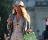 Blake Lively alias Serena Van der Woodsen, somptueuse en robe Georges Chakra et sac de macarons La Durée dans la main dans Gossip Girl. Une vraie petite Parisienne !  