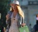 Blake Lively alias Serena Van der Woodsen, somptueuse en robe Georges Chakra et sac de macarons La Durée dans la main dans Gossip Girl. Une vraie petite Parisienne !