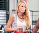 Blake Lively alias Serena Van der Woodsen dans Gossip Girl : une jupe longue rouge, un simple top et le tout sublimé par un ravissant collier.  
