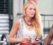 Blake Lively alias Serena Van der Woodsen dans Gossip Girl : une jupe longue rouge, un simple top et le tout sublimé par un ravissant collier.