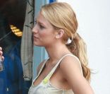 Blake Lively alias Serena Van der Woodsen dans Gossip Girl: une robe Vena Cava et un cabas Chanel, un look idéal pour une rencontre avec Nate (Chace Crawford) lors d'une journée ensoleillée  