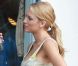 Blake Lively alias Serena Van der Woodsen dans Gossip Girl: une robe Vena Cava et un cabas Chanel, un look idéal pour une rencontre avec Nate (Chace Crawford) lors d'une journée ensoleillée