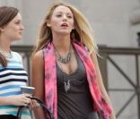Blake Lively alias Serena Van der Woodsen en top Alexander Wang, gilet Tie & Dye dans Gossip Girl auprès de sa meilleure amie Blair (Leighton Meester)  