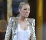 Blake Lively alias Serena Van der Woodsen dans Gossip Girl : pantalon bleu Tibi, veste à sequins Emilio Pucci et besace Chanel, un look zéro défaut pour une virée parisienne !   