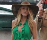 Blake Lively alias Serena Van der Woodsen dans Gossip Girl : robe verte Haute Hippie et jolie capeline pour profiter des bords de Seine  