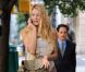 Blake Lively alias Serena Van der Woodsen dans Gossip Girl : Total look Haute Hippie porté avec une sublime paire d'escarpins bordeaux Brian Atwood et un it-bag Mulberry