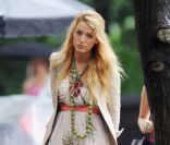 Blake Lively alias Serena Van der Woodsen dans Gossip Girl : une robe  bustier Twelfth Street By Cynthia Vincent Montego et une paire de Dolly  Pumps de Charlotte Olympia et le tour est joué !
