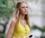 Blake Lively alias Serena Van der Woodsen dans Gossip Girl : un look estival des plus simples sublimés par un it-bag Mulberry <br />