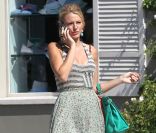 Blake Lively alias Serena Van der Woodsen dans Gossip Girl : jupe estivale Porter Gray, it-bag Mulberry vert et boucles d\'oreille Oscar de la Renta <br />